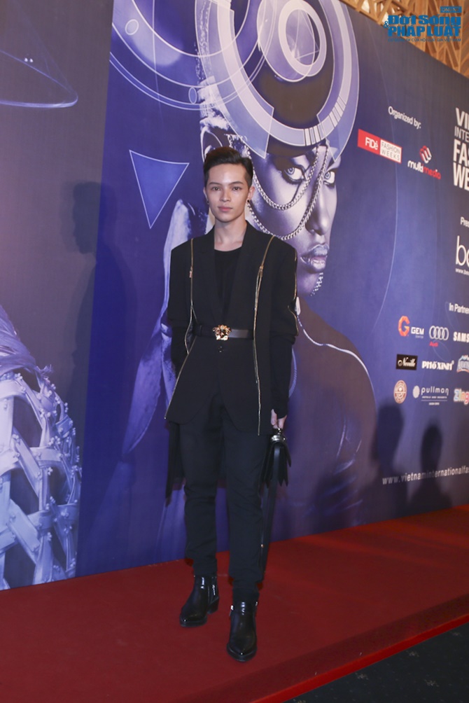 Thủy Top diện váy xuyên thấu sexy tại thảm đỏ tuần lễ thời trang