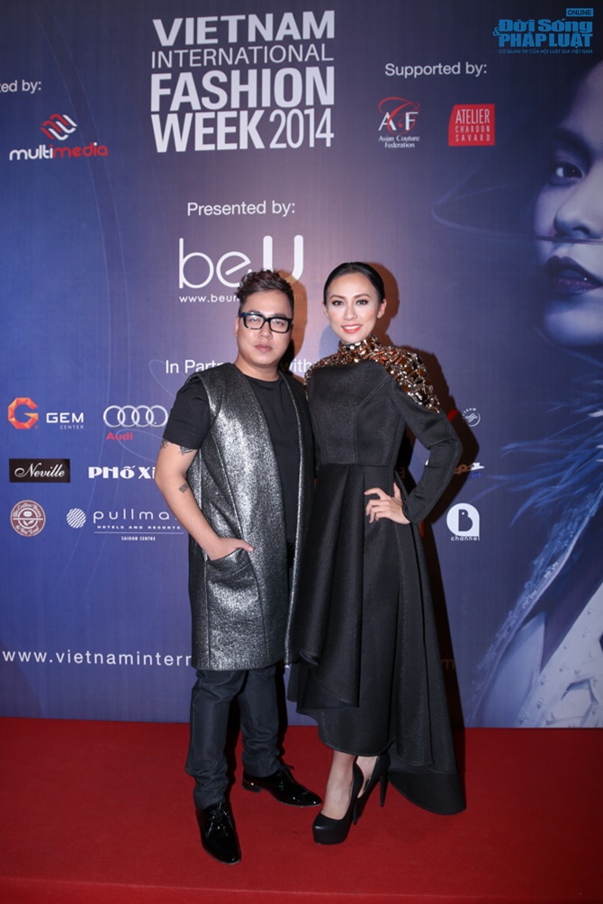 Thủy Top diện váy xuyên thấu sexy tại thảm đỏ tuần lễ thời trang