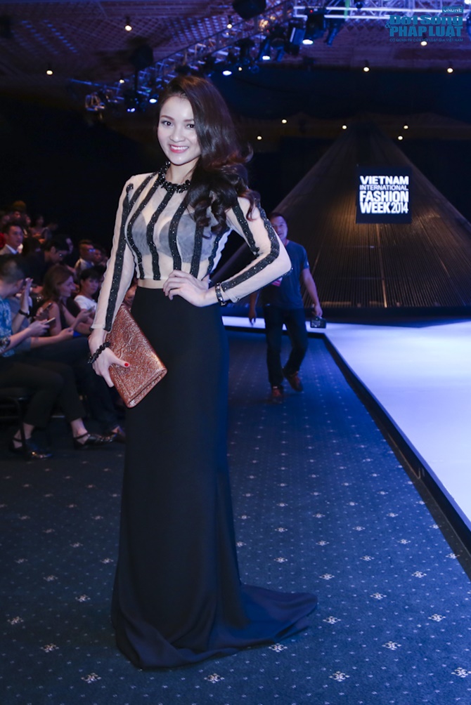 Thủy Top diện váy xuyên thấu sexy tại thảm đỏ tuần lễ thời trang