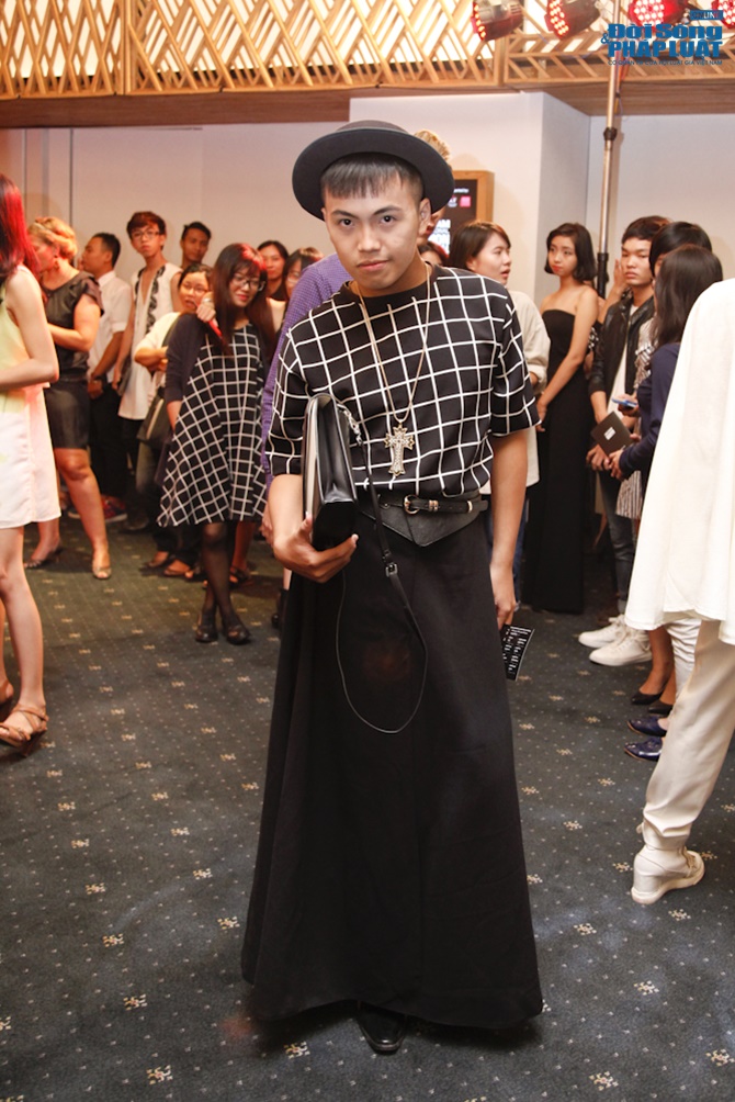 Thủy Top diện váy xuyên thấu sexy tại thảm đỏ tuần lễ thời trang