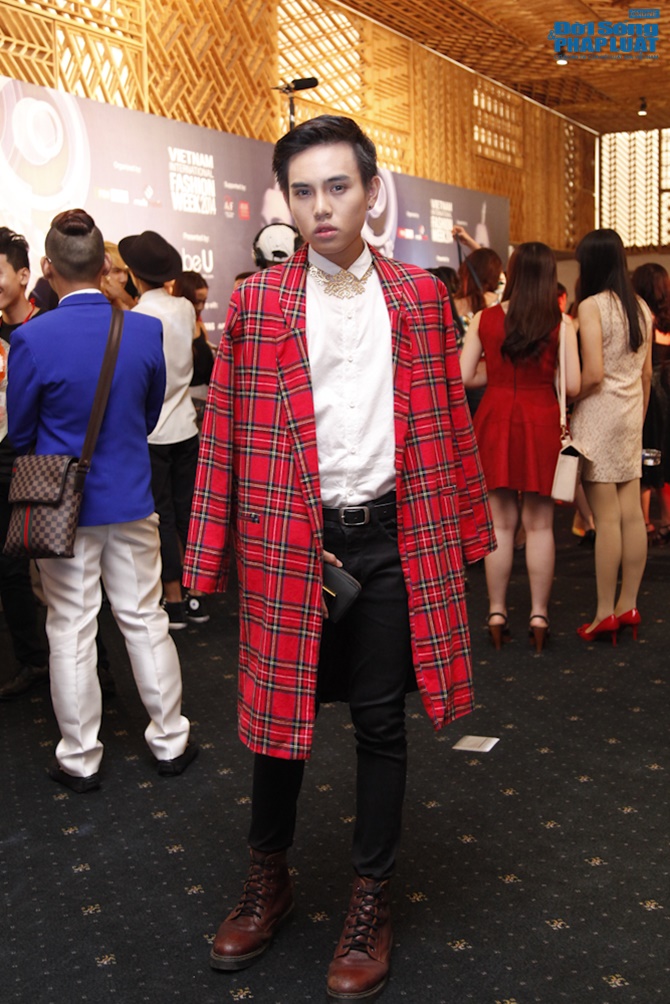 Thủy Top diện váy xuyên thấu sexy tại thảm đỏ tuần lễ thời trang