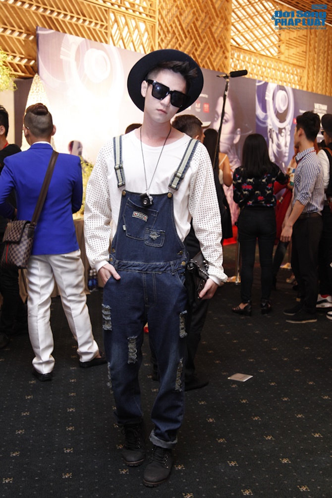 Thủy Top diện váy xuyên thấu sexy tại thảm đỏ tuần lễ thời trang