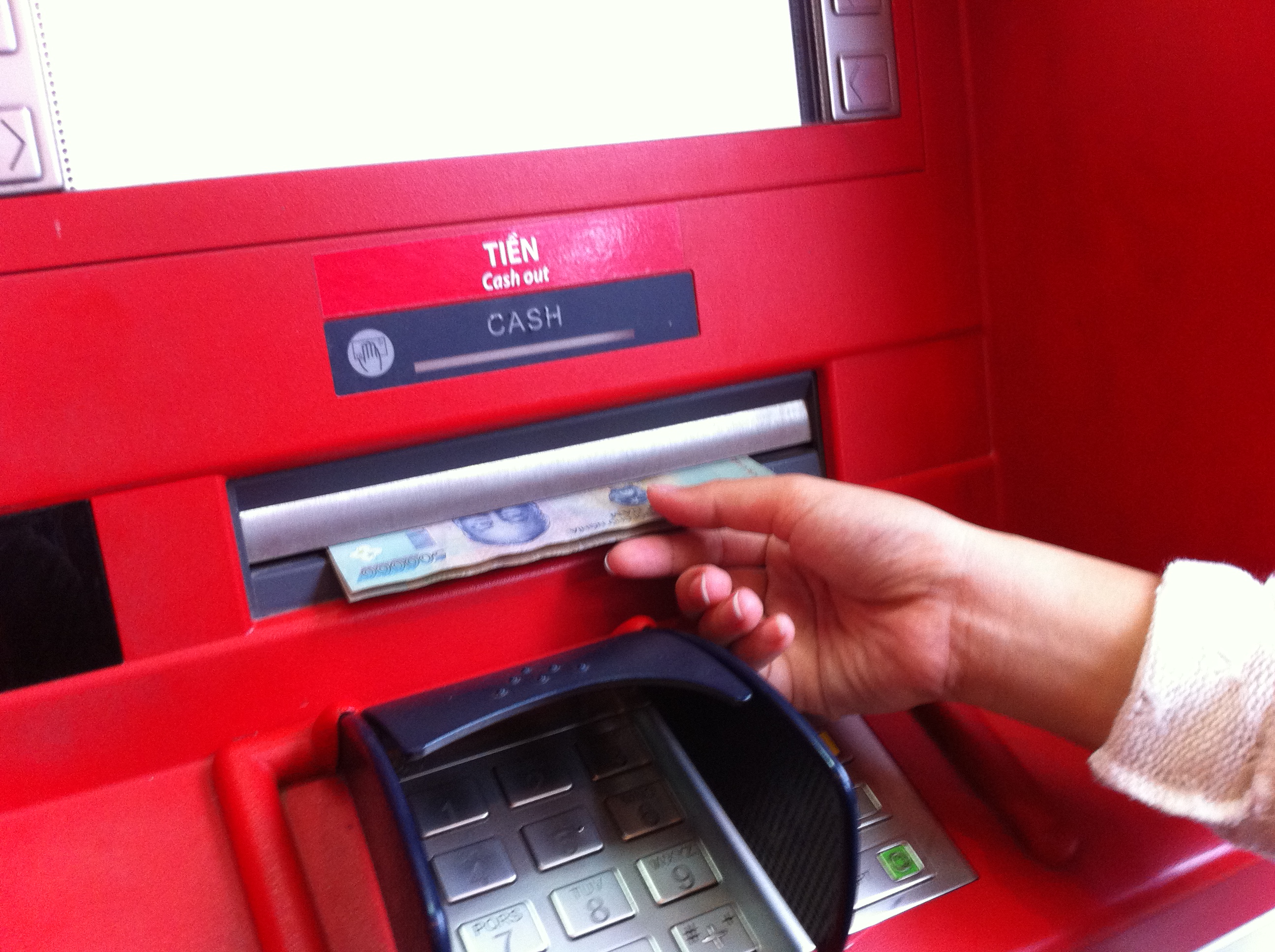 Thu phí thẻ ATM: Hàng loạt khoản trời ơi đất hỡi