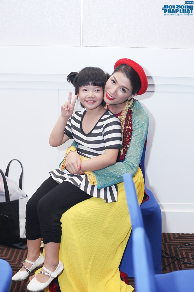 Trang Trần “húp trọn” đêm nhạc quê hương