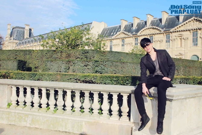 Nathan Lee diện cả cây hàng hiệu dạo phố Paris