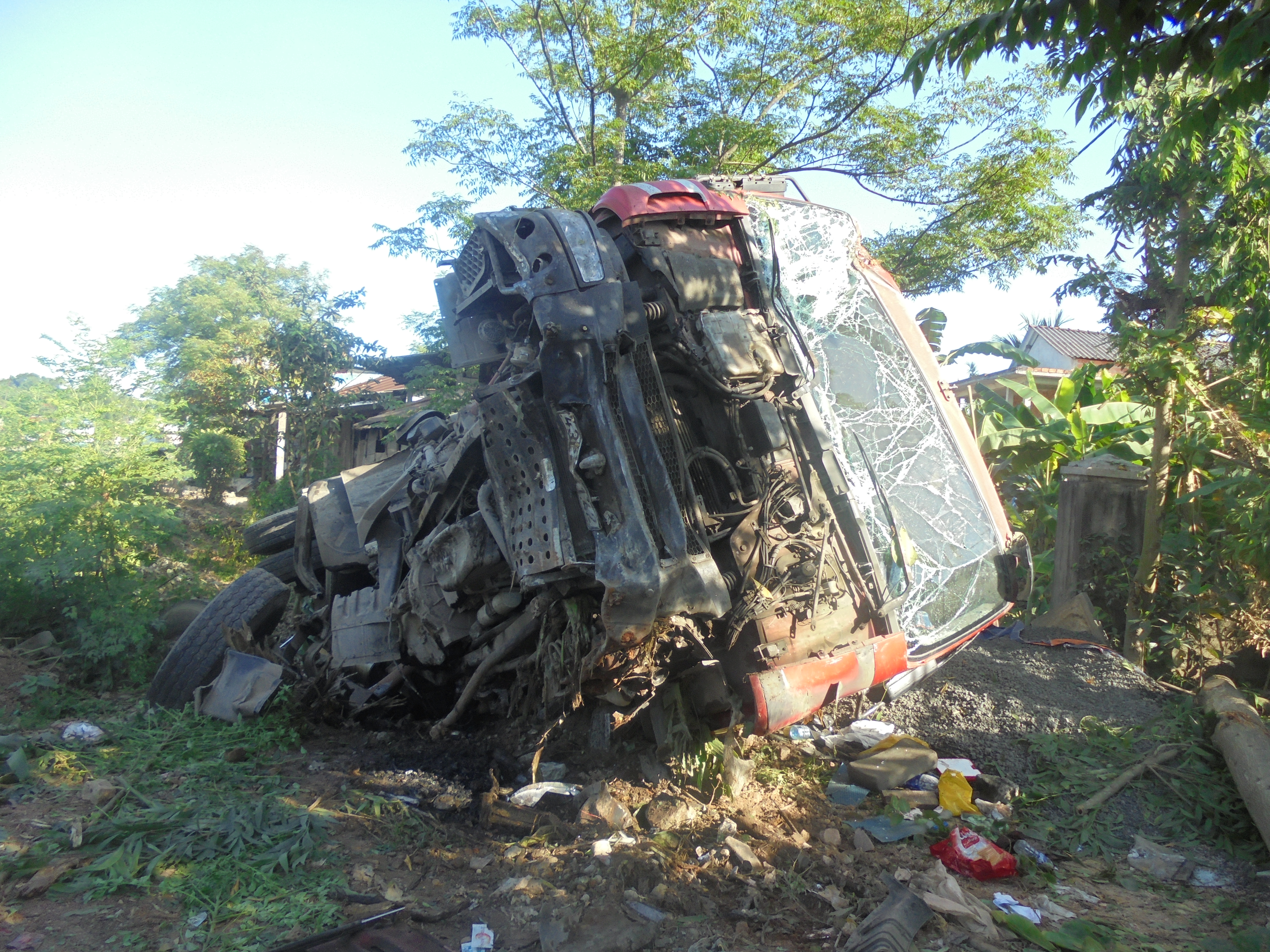 Xe chở xi măng tự lật ngã vào dân