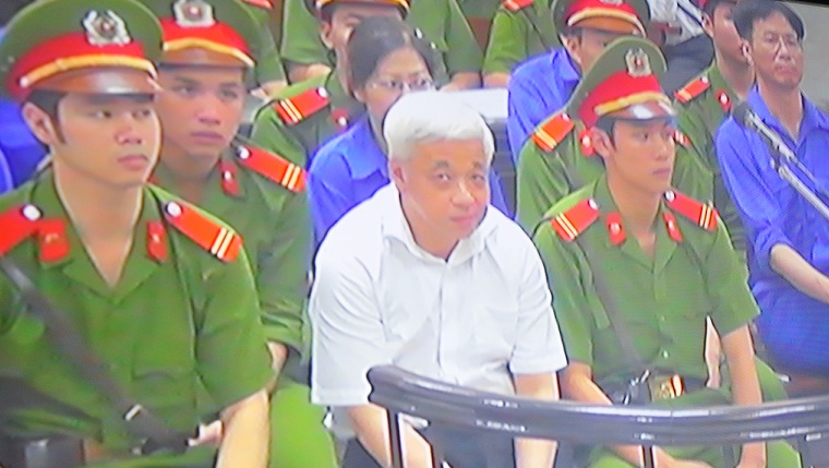 Chùm ảnh: Nụ cười rạng rỡ của vợ chồng bầu Kiên tại tòa