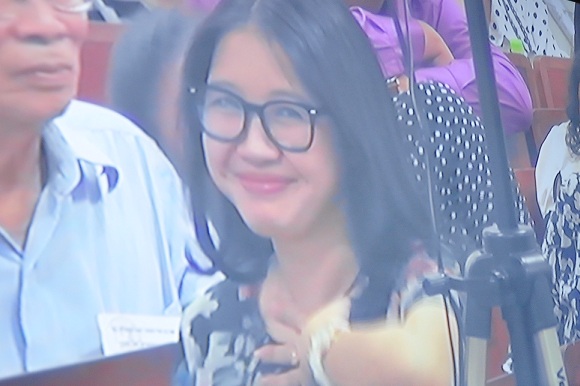 Chùm ảnh: Nụ cười rạng rỡ của vợ chồng bầu Kiên tại tòa