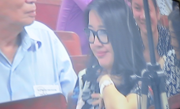 Chùm ảnh: Nụ cười rạng rỡ của vợ chồng bầu Kiên tại tòa