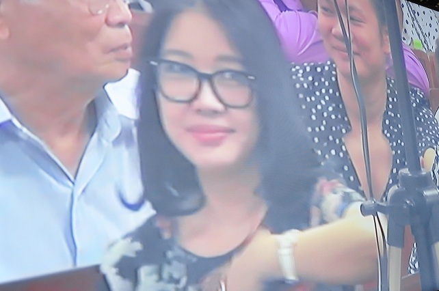 Chùm ảnh: Nụ cười rạng rỡ của vợ chồng bầu Kiên tại tòa