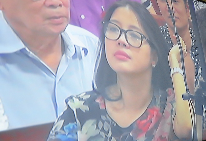 Chùm ảnh: Nụ cười rạng rỡ của vợ chồng bầu Kiên tại tòa