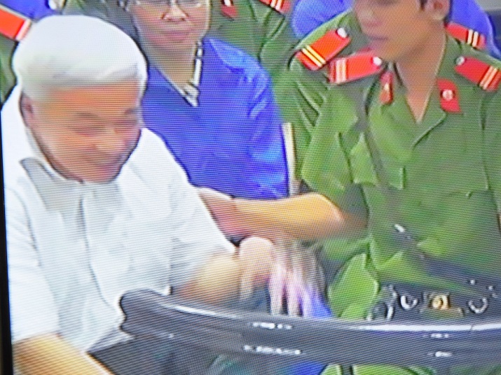 Chùm ảnh: Nụ cười rạng rỡ của vợ chồng bầu Kiên tại tòa