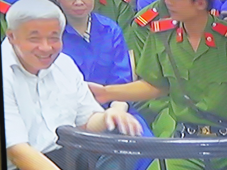 Chùm ảnh: Nụ cười rạng rỡ của vợ chồng bầu Kiên tại tòa