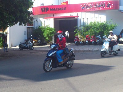 Massage 'giường chiếu hoa tiên' ở Nha Trang