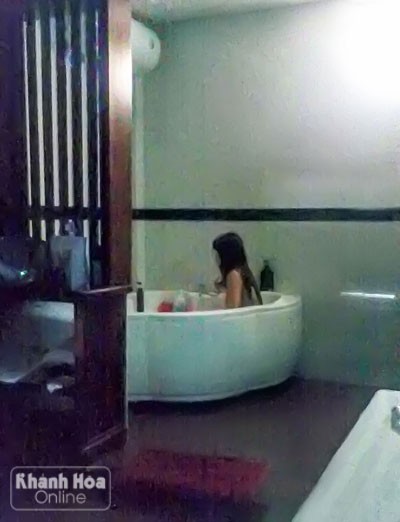 Massage 'giường chiếu hoa tiên' ở Nha Trang