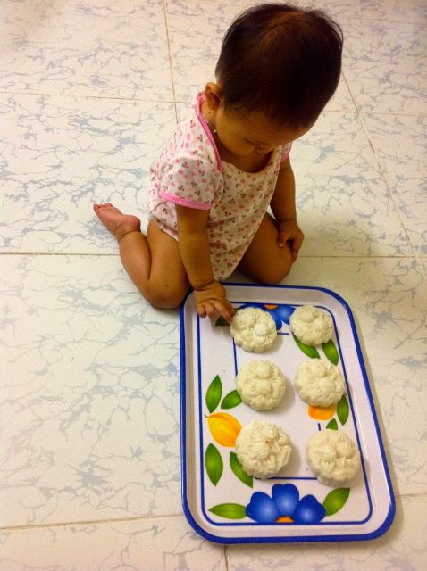 Rơi lệ với bộ ảnh nuôi con của một ông bố đơn thân