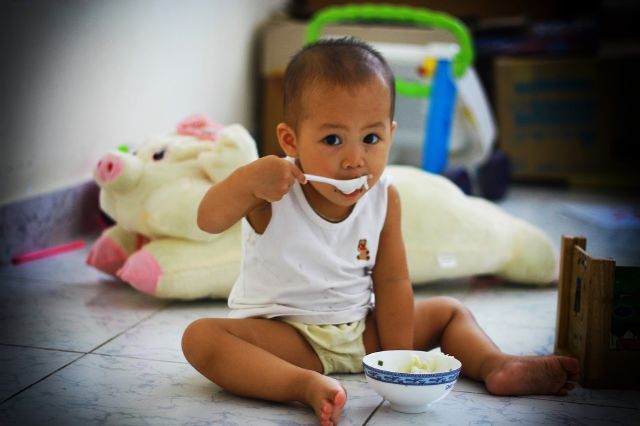 Rơi lệ với bộ ảnh nuôi con của một ông bố đơn thân