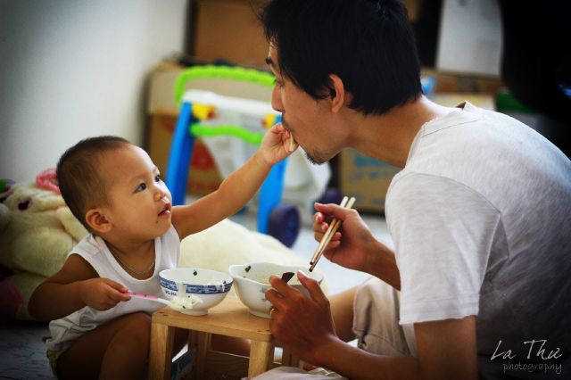 Rơi lệ với bộ ảnh nuôi con của một ông bố đơn thân