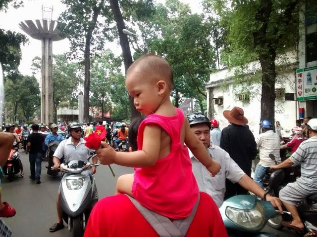 Rơi lệ với bộ ảnh nuôi con của một ông bố đơn thân