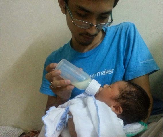 Rơi lệ với bộ ảnh nuôi con của một ông bố đơn thân