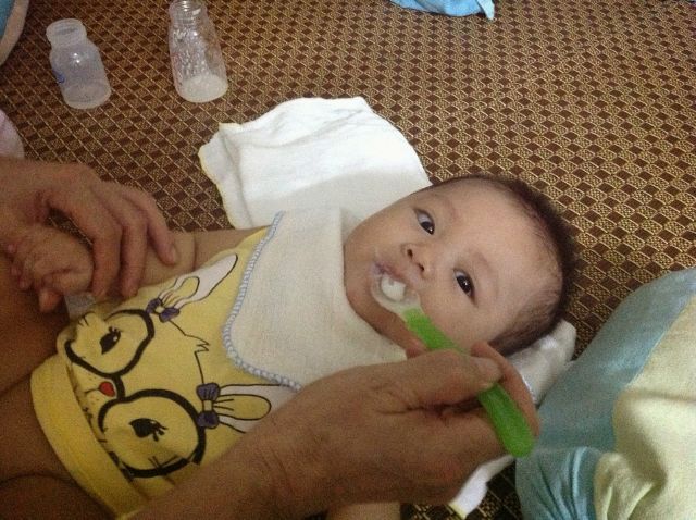 Rơi lệ với bộ ảnh nuôi con của một ông bố đơn thân