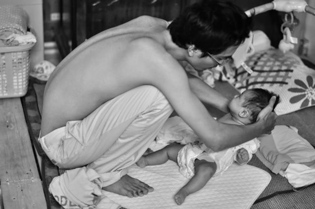 Rơi lệ với bộ ảnh nuôi con của một ông bố đơn thân