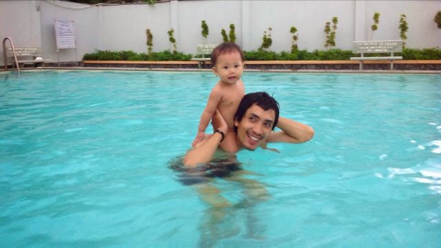 Rơi lệ với bộ ảnh nuôi con của một ông bố đơn thân