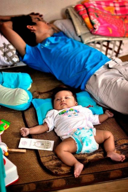 Rơi lệ với bộ ảnh nuôi con của một ông bố đơn thân