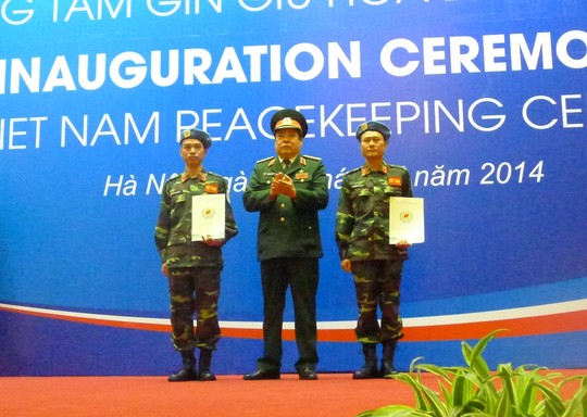 2 sĩ quan Việt Nam nhận mũ nồi xanh lực lượng gìn giữ hoà bình LH