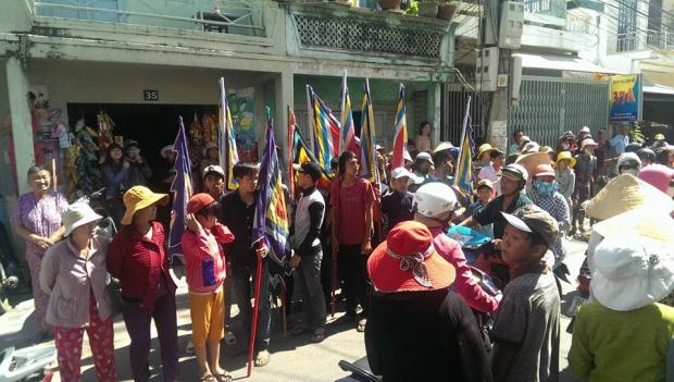 Xôn xao chú chim tiếc thương không rời xác rùa thần