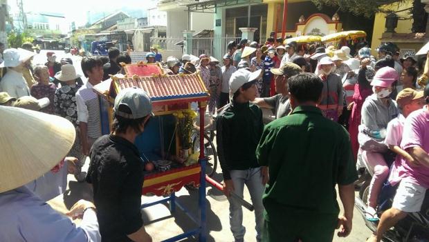 Xôn xao chú chim tiếc thương không rời xác rùa thần