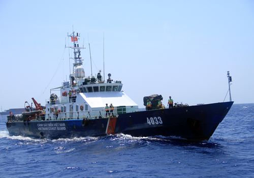 Hai thuyền trưởng cảnh sát biển nhận huy hiệu Tuổi trẻ dũng cảm