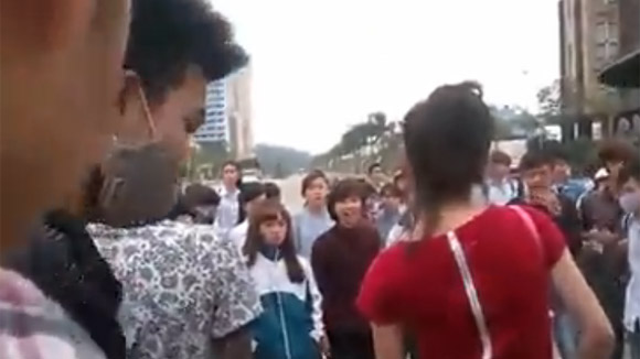 Thêm một nữ sinh bị nhóm bạn đánh đập dã man, lột đồ giữa phố