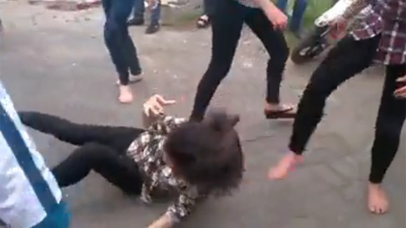 Thêm một nữ sinh bị nhóm bạn đánh đập dã man, lột đồ giữa phố