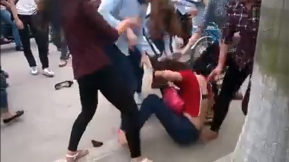 Thêm một nữ sinh bị nhóm bạn đánh đập dã man, lột đồ giữa phố