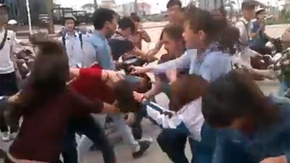 Thêm một nữ sinh bị nhóm bạn đánh đập dã man, lột đồ giữa phố