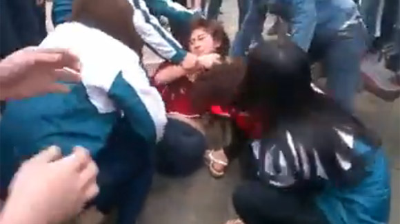 Thêm một nữ sinh bị nhóm bạn đánh đập dã man, lột đồ giữa phố