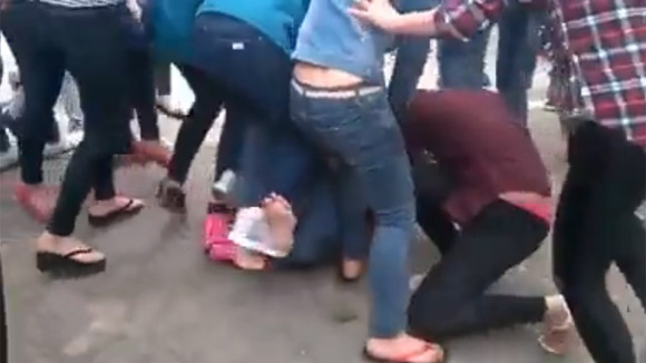 Thêm một nữ sinh bị nhóm bạn đánh đập dã man, lột đồ giữa phố