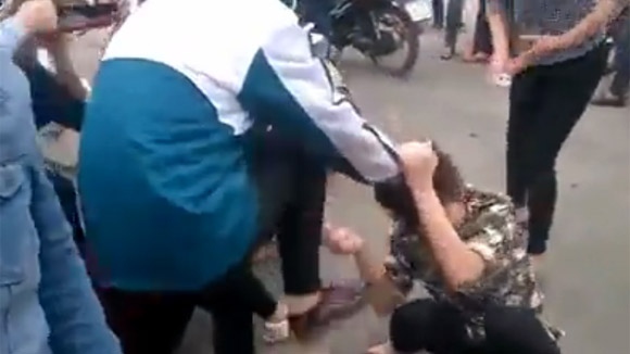 Thêm một nữ sinh bị nhóm bạn đánh đập dã man, lột đồ giữa phố