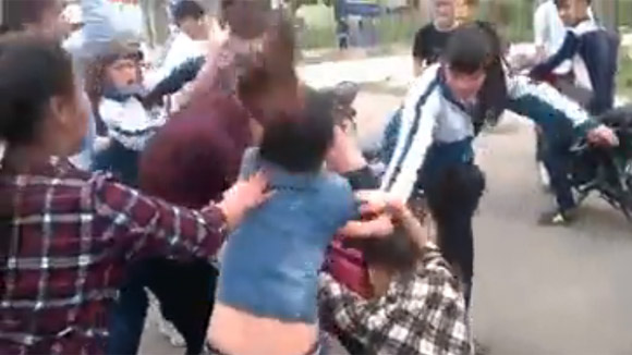 Thêm một nữ sinh bị nhóm bạn đánh đập dã man, lột đồ giữa phố