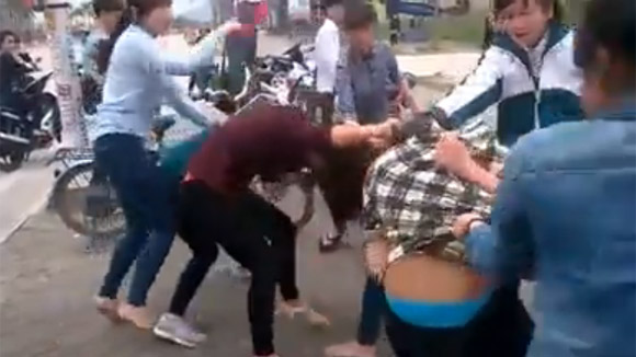 Thêm một nữ sinh bị nhóm bạn đánh đập dã man, lột đồ giữa phố