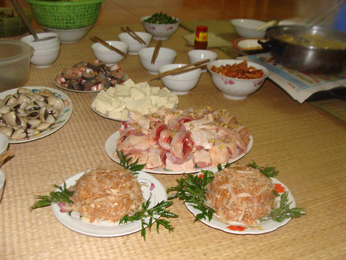 Thái Bình: Cả làng ăn cỗ thịt sống