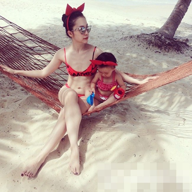 Mỹ nhân Việt lộ vòng một phẳng lỳ khi diện bikini