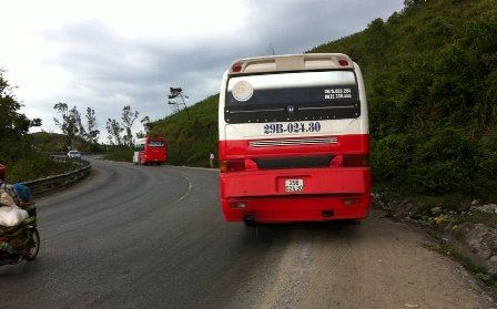 Xe khách tung cửa làm chết 1 người, 3 người nhập viện