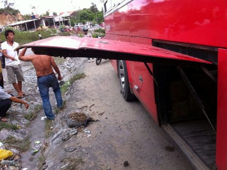Xe khách tung cửa làm chết 1 người, 3 người nhập viện