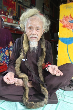 “Dị nhân” có mái tóc “rồng” 70 năm không gội