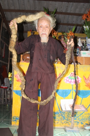 “Dị nhân” có mái tóc “rồng” 70 năm không gội