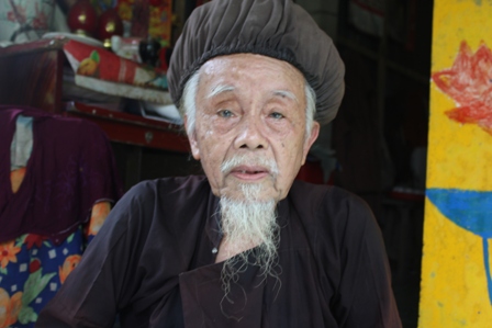 “Dị nhân” có mái tóc “rồng” 70 năm không gội