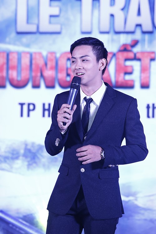 Hoài Lâm được bố mẹ hộ tống đi diễn bằng xế sang