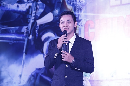 Hoài Lâm được bố mẹ hộ tống đi diễn bằng xế sang